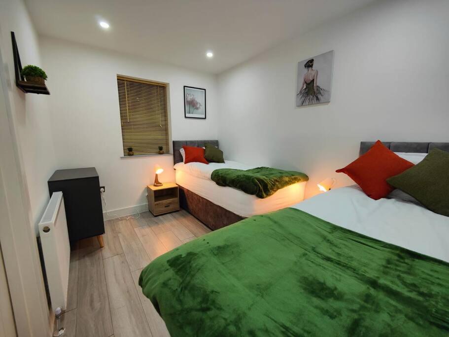 7 Guests - 4 Bedroom - Free Wi-Fi - Kettering Exterior foto