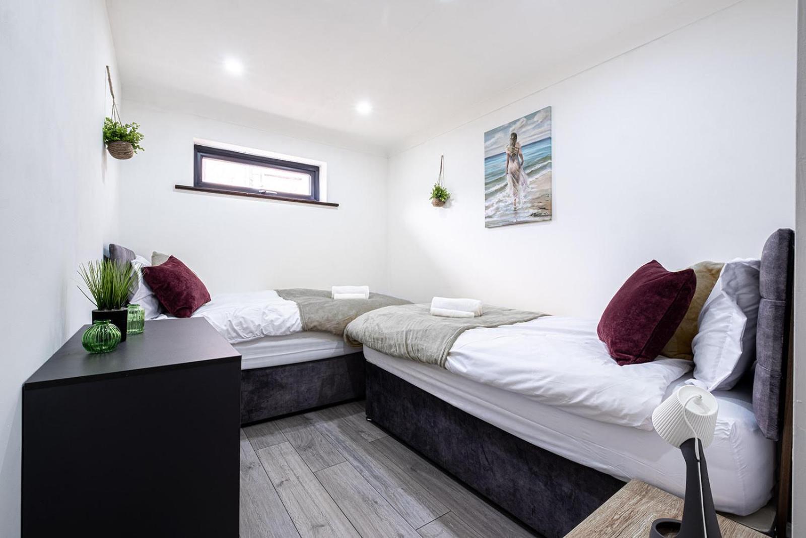 7 Guests - 4 Bedroom - Free Wi-Fi - Kettering Exterior foto